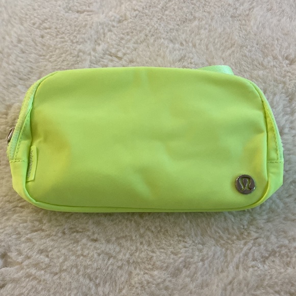 โค๏ธ Lululemon Faded Zap Extended Strap Everywhere Belt Bag NWT - Picture 1 of 8